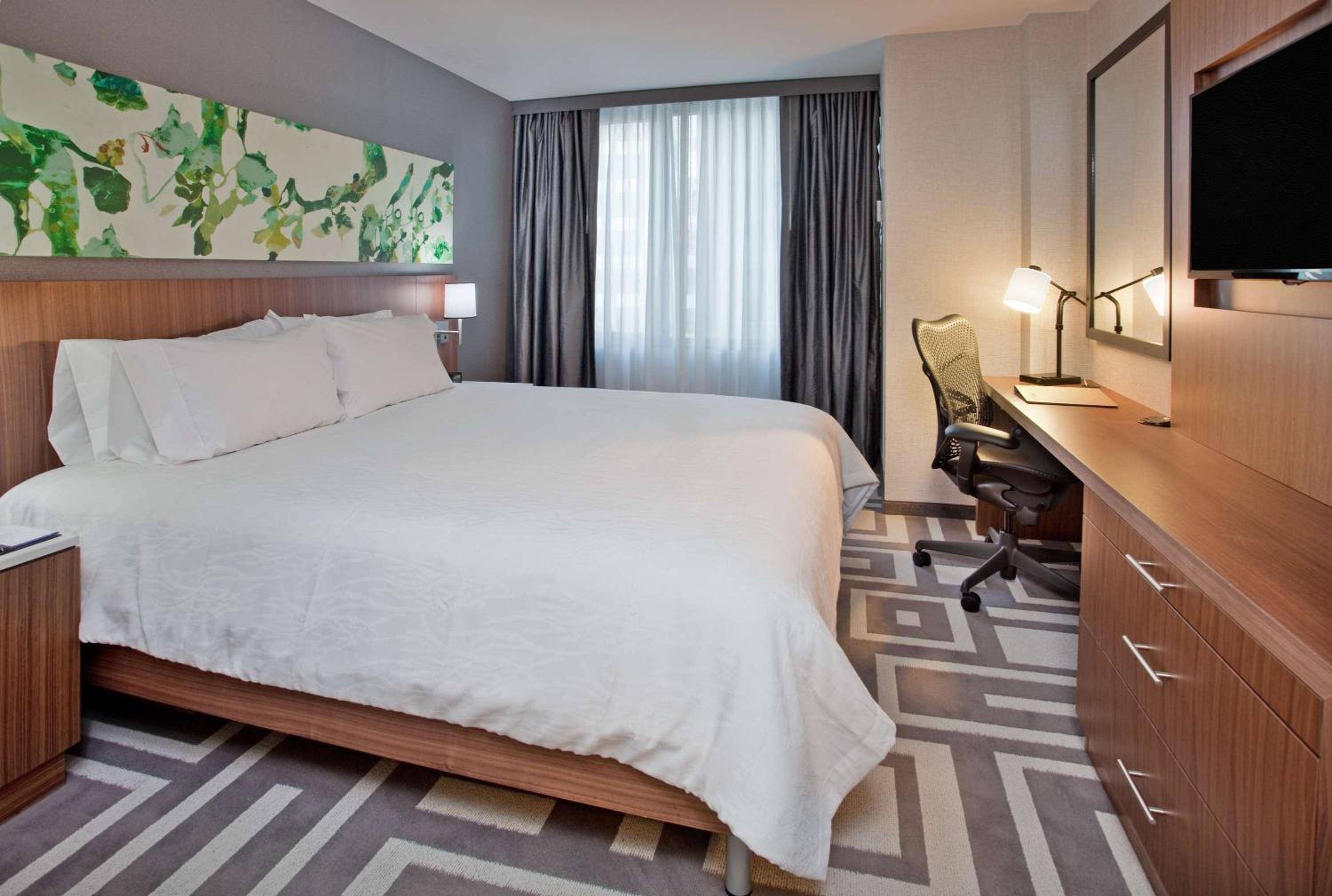 Hilton Garden Inn Central Park South Airport Shuttle www.dayuse.com