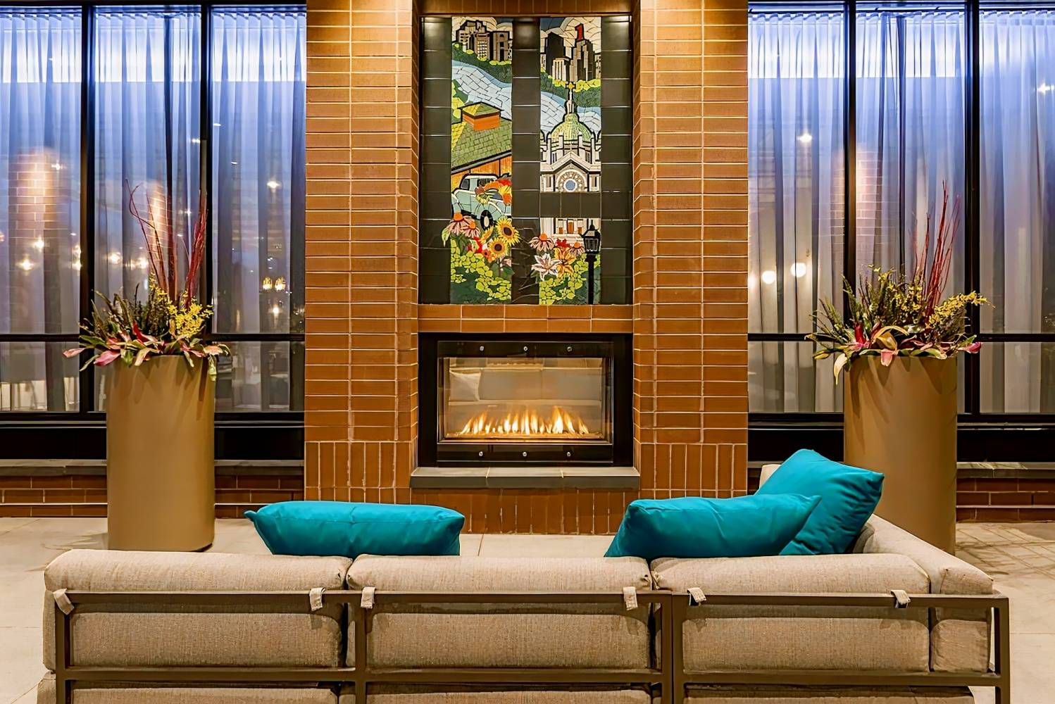 SpringHill Suites St. Paul Downtown, Downtown : hotel during the day